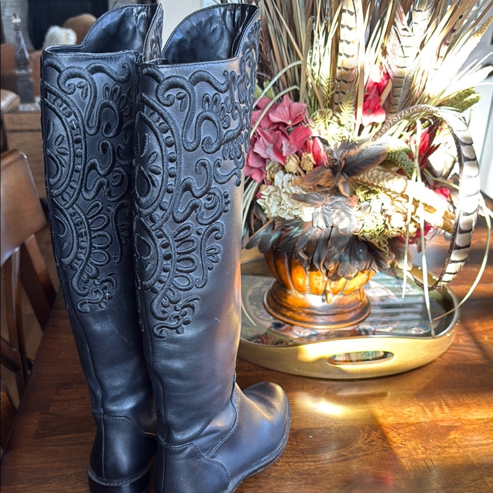 Black Boots With Embossed Pattern Gianni Bini - image 4